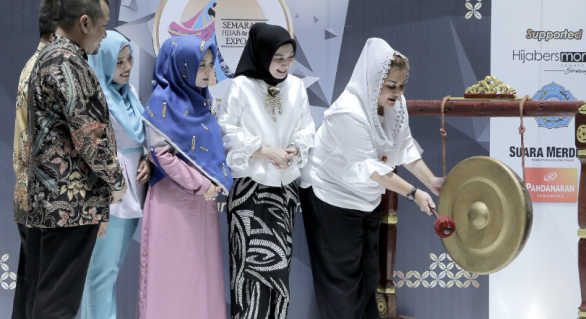 Yunie Kanaya Gelar Pameran Busana Muslim Bangkitkan Industri Kreatif